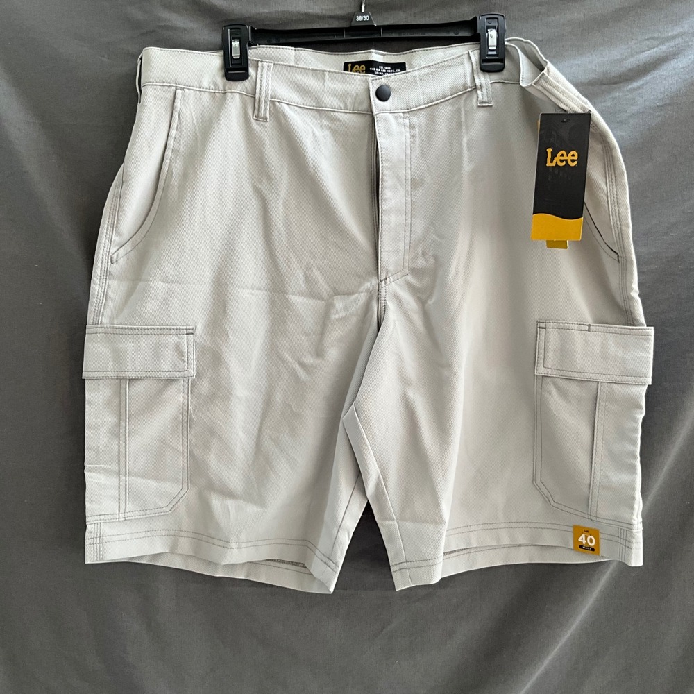 Lee Mens Comfort Stretch Cargo Shorts Stone Gray Size 40 NWT Utility Workwear